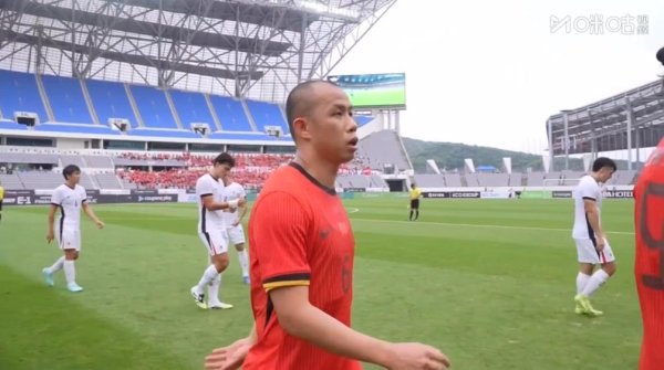 通联随配 1-0！国足收获东亚杯唯一胜利，黄政宇攻进首球，双方爆发冲突