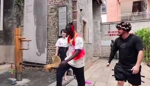 常盈股票 世界第二大网红cos黑皮哪吒：扎丸子头，手持火尖枪