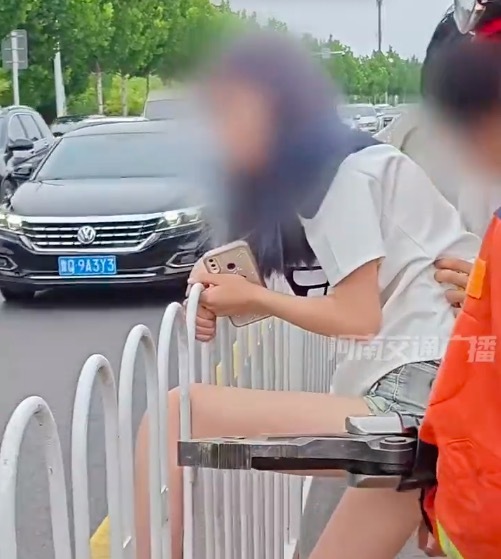 金牛网 大型“社死”现场！女子翻护栏腿被卡大型社死