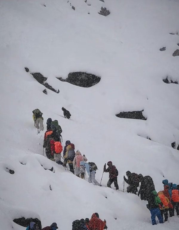 象泰配资 珠峰暴雪中“人肉开路”带百人突围的向导找到了，曾在广东做户外领队，讲述从受困到脱险全过程
